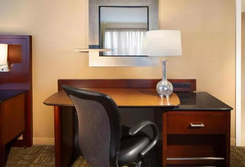 キングサイズベッドのスタンダードルーム, Marriott Memphis East