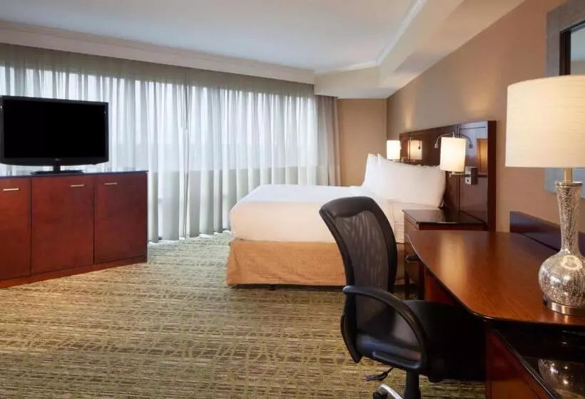 キングサイズベッドのスタンダードルーム, Marriott Memphis East