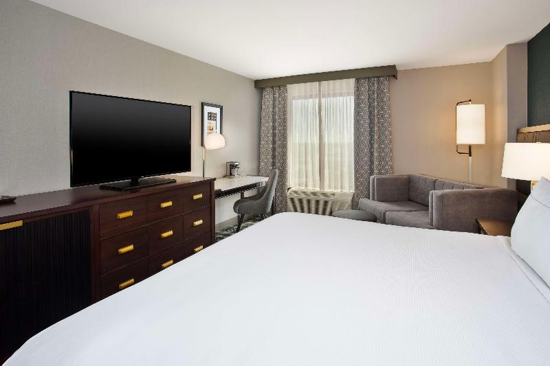 带大床的标准间, Doubletree By Hilton Lansing