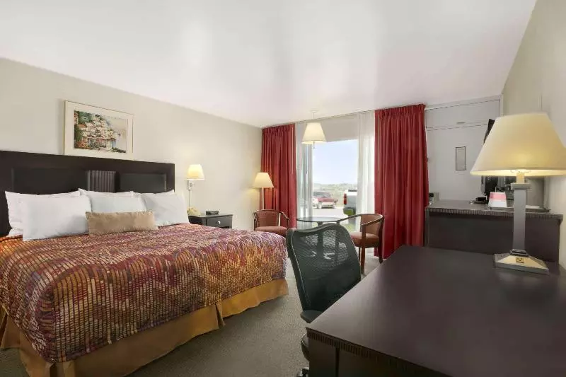 キングサイズベッドのスタンダードルーム, Ramada By Wyndham Washington