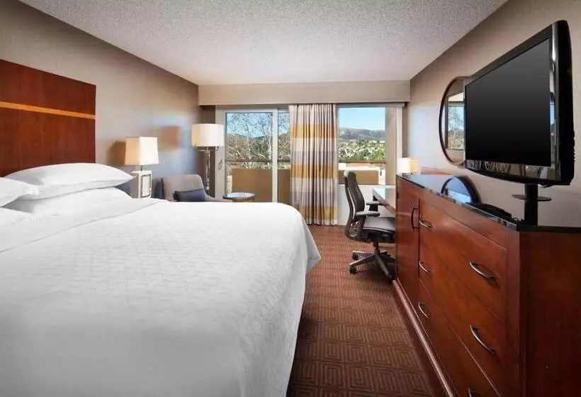 اتاق استاندارد با تخت بزرگ برای معلولان, Sheraton Agoura Hills