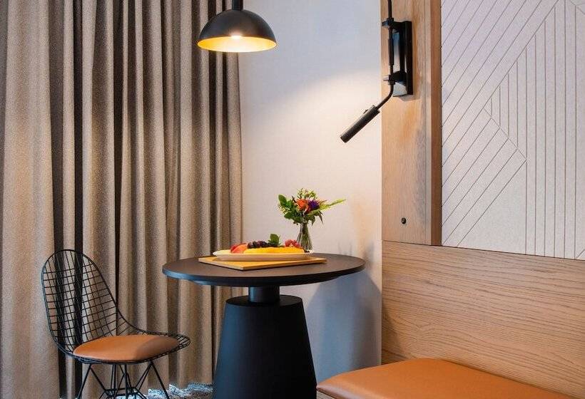 غرفة قياسية سرير مزدوج, Sheraton Chapel Hill