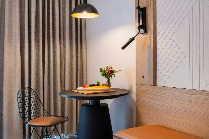 キングサイズベッドのクラブルーム, Sheraton Chapel Hill