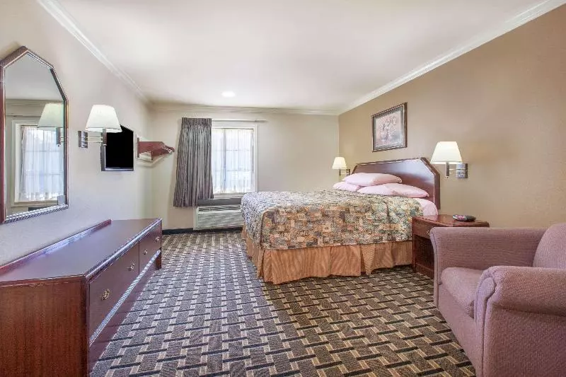 سوئیت با تخت بزرگ, Super 8 By Wyndham Tyler Tx