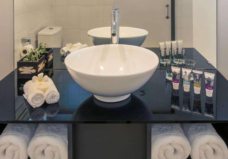 디럭스 룸, Warwick Melrose