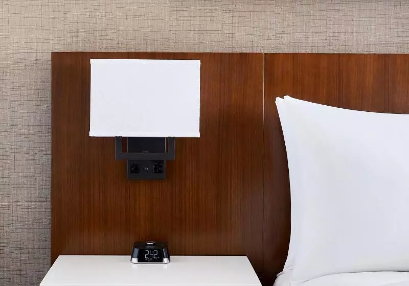 キングサイズベッドのスタンダードルーム, Delta Hotels By Marriott Phoenix Mesa