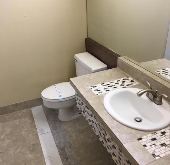 キングサイズベッドのデラックスルーム, Days Inn By Wyndham Bend