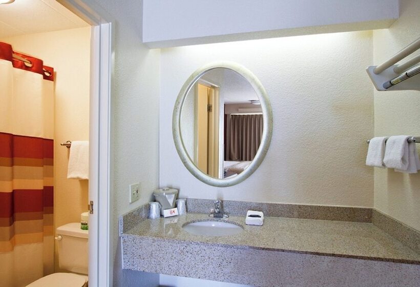 غرفه قياسيه سريرين مزدوجين, Red Roof Inn Utica