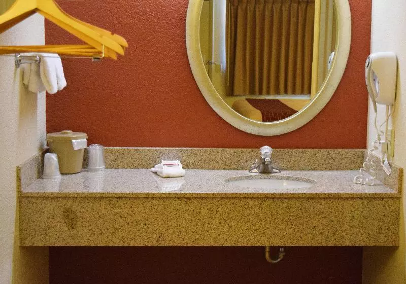 اتاق استاندارد با تخت بزرگ, Red Roof Inn Utica
