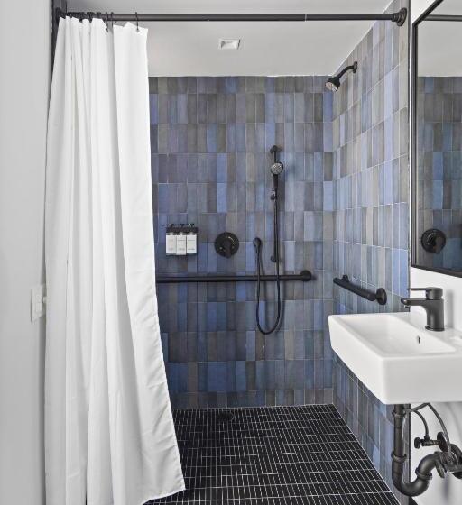 سوئیت برای معلولان, Riverside Tower Hotel