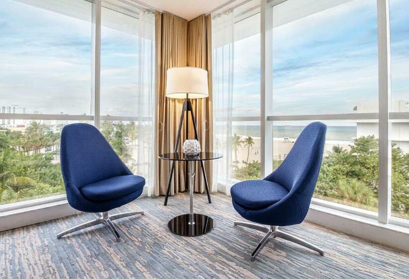 带大床的小型套房, B Ocean Resort Fort Lauderdale Beach