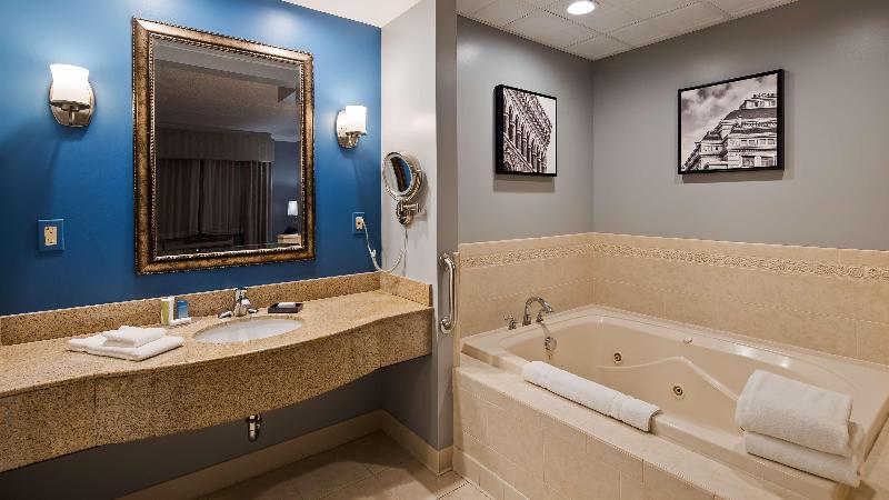 带大床的套房, Best Western Plus Franklin Square Inn
