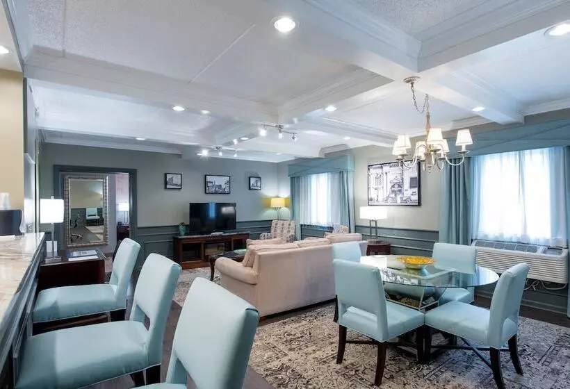 スイート, Best Western Plus Franklin Square Inn