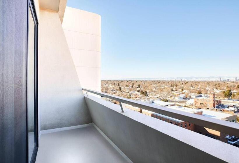 חדר סטנדרט עם מיטת קינג, Renaissance Denver Hotel & Conference Center