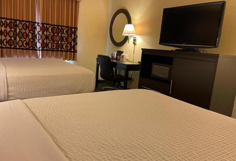 스탠다드 스튜디오, Super 8 By Wyndham Colby