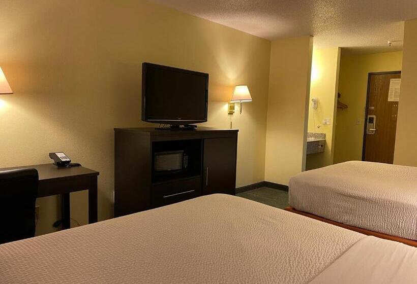 스탠다드 스튜디오, Super 8 By Wyndham Colby