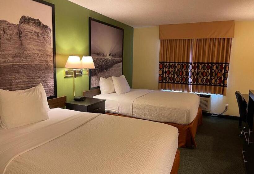 스탠다드 스튜디오, Super 8 By Wyndham Colby