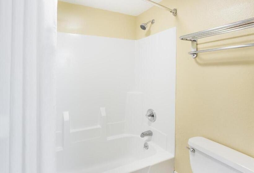 스탠다드 룸 킹사이즈 침대, Super 8 By Wyndham Ottawa Starved Rock