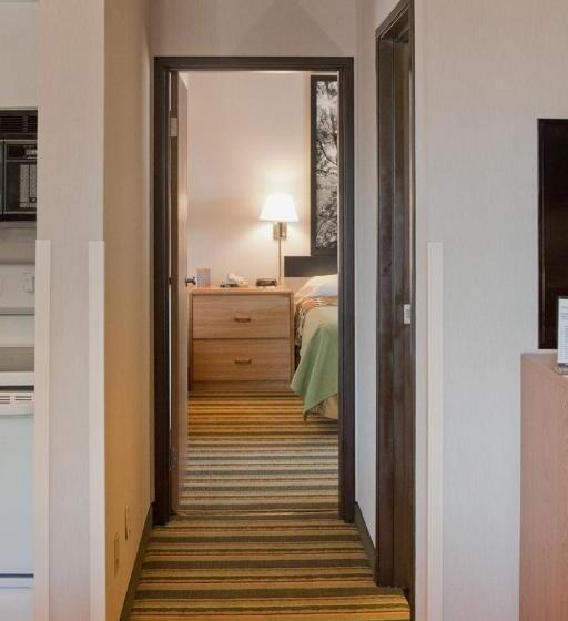 キングサイズベッドのデラックススイート, Super 8 By Wyndham Ottawa Starved Rock