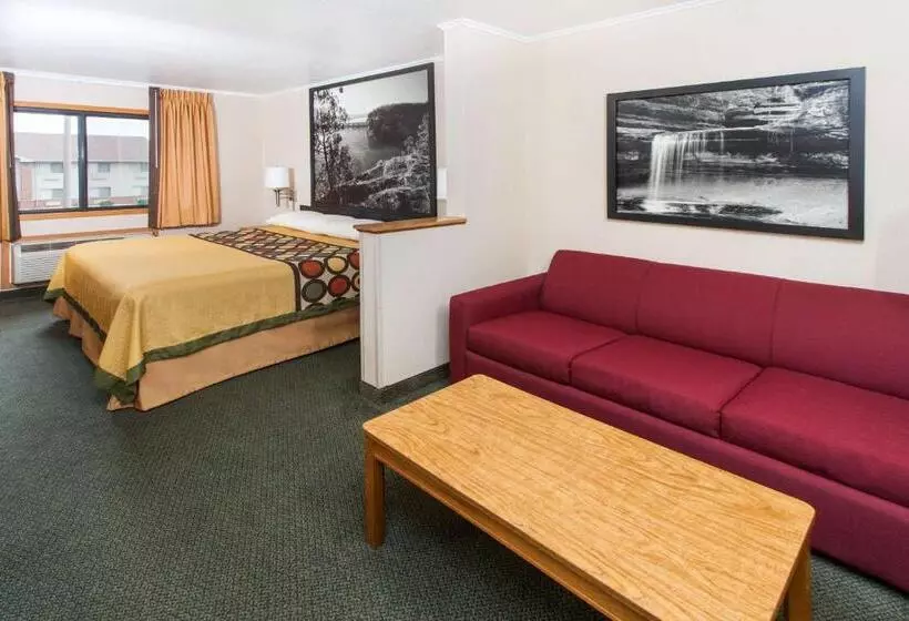キングサイズベッドのデラックススイート, Super 8 By Wyndham Ottawa Starved Rock
