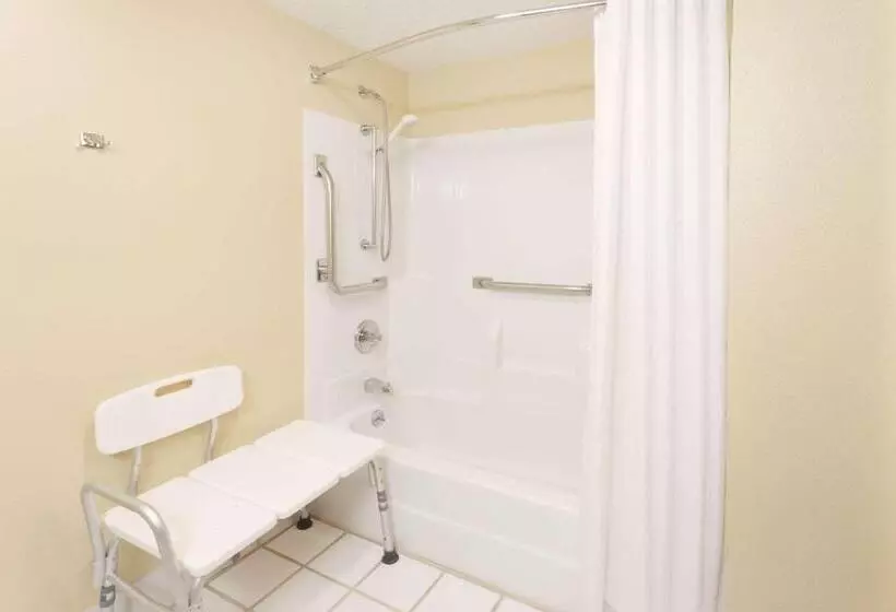 身障者適用スタンダードルーム, Super 8 By Wyndham Ottawa Starved Rock