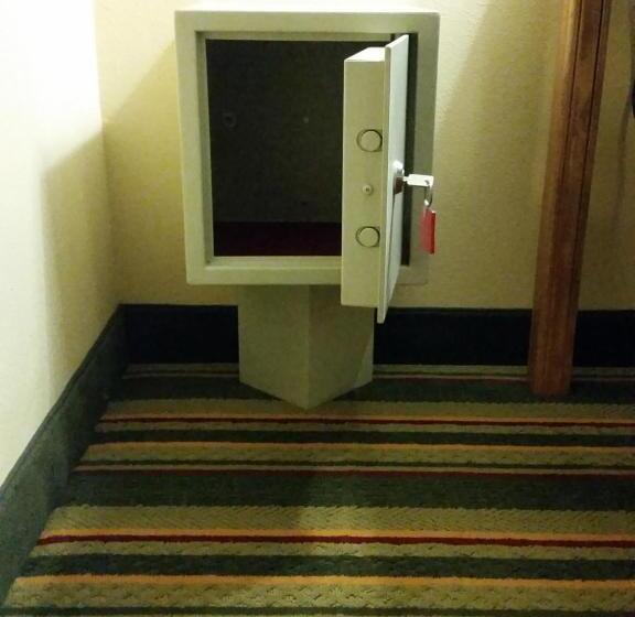 スタンダードスタジオ, Super 8 By Wyndham Ottawa Starved Rock