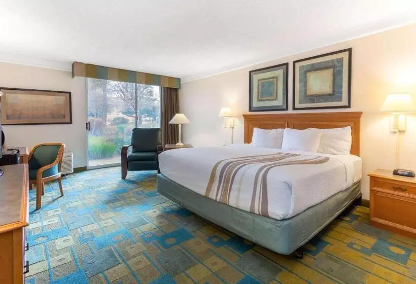 キングサイズベッドのデラックスルーム, La Quinta By Wyndham Redding