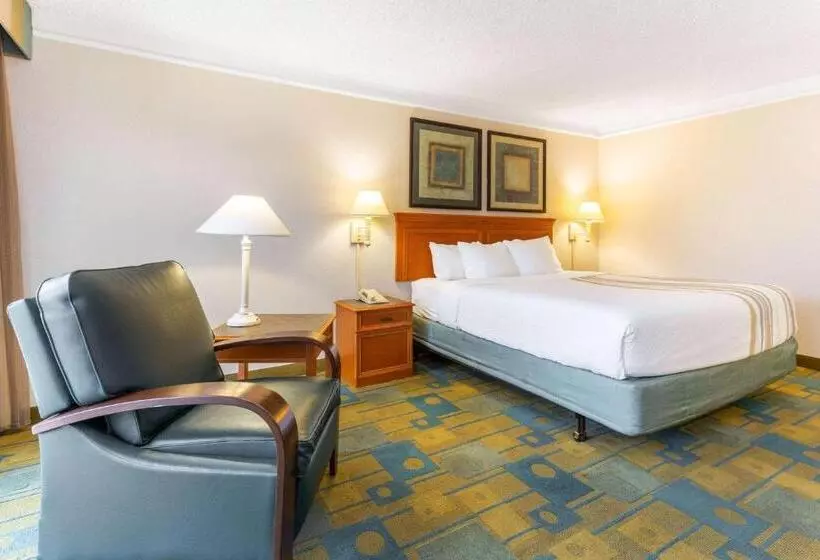 キングサイズベッドのデラックスルーム, La Quinta By Wyndham Redding