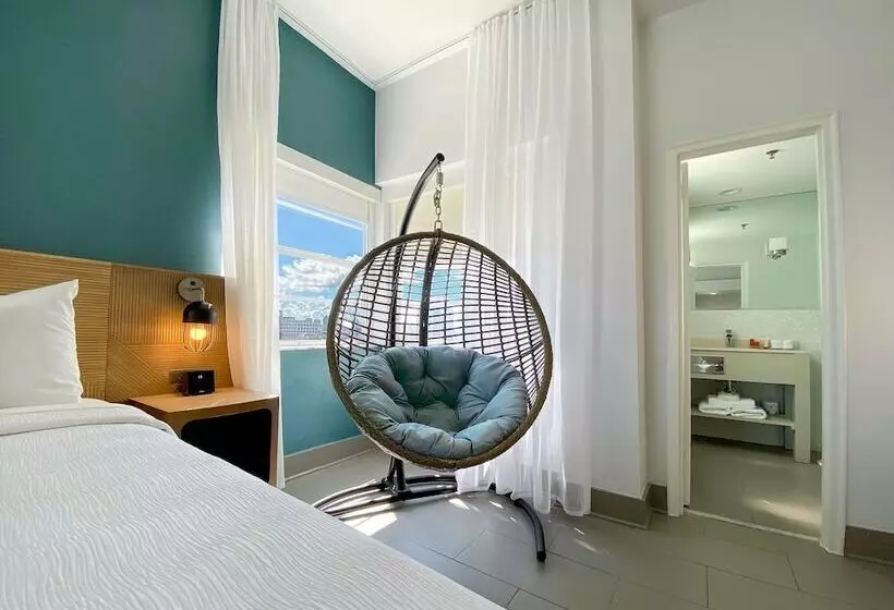 سوییت جونیور, Marseilles Beachfront