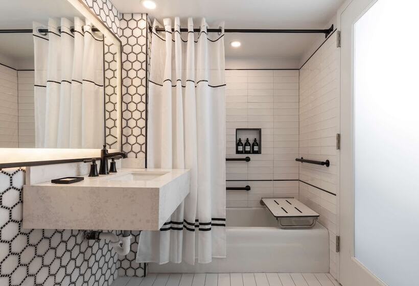 Номер Deluxe Адаптированный для Инвалидов, Mills House Charleston, Curio Collection By Hilton