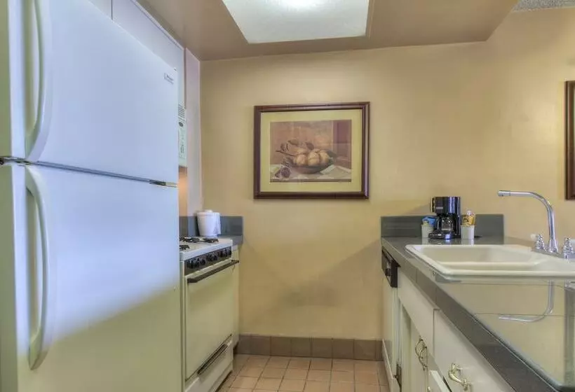 سوییت لوکس, Oceanside Marina Suites  A Waterfront
