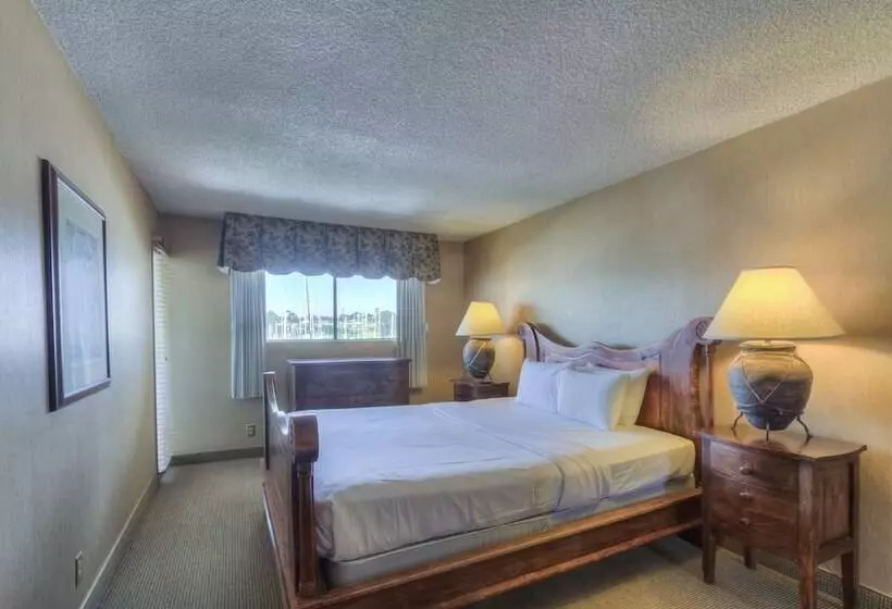 سوییت لوکس, Oceanside Marina Suites  A Waterfront