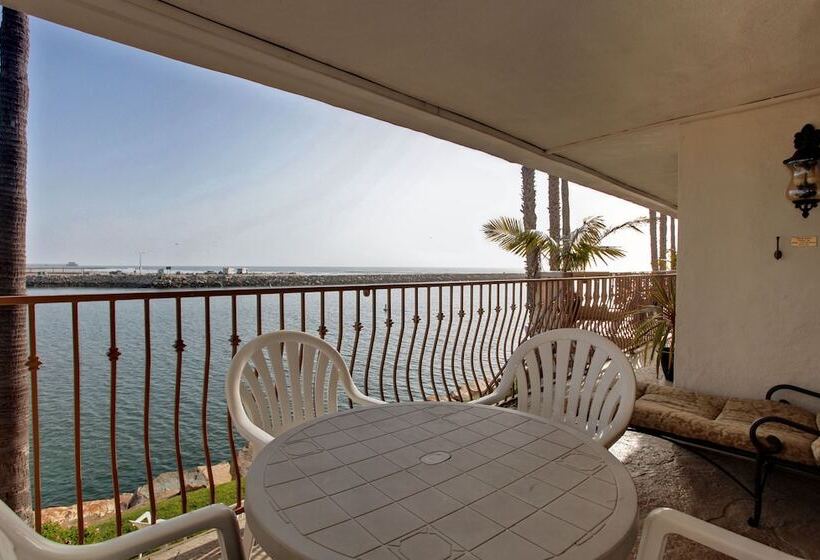 Люкс Deluxe 2 Спальни, Oceanside Marina Suites  A Waterfront