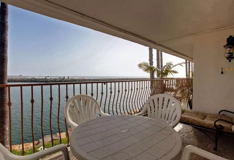 سوئیت دلوکس 2 خوابه, Oceanside Marina Suites  A Waterfront