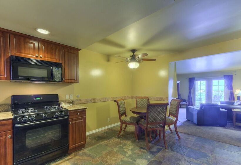 جناح ديلوكس غرفتين نوم, Oceanside Marina Suites  A Waterfront