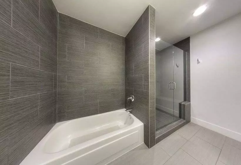 سوئیت پریمیوم, Oceanside Marina Suites  A Waterfront