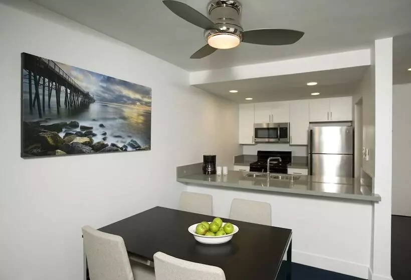 سوئیت پریمیوم, Oceanside Marina Suites  A Waterfront