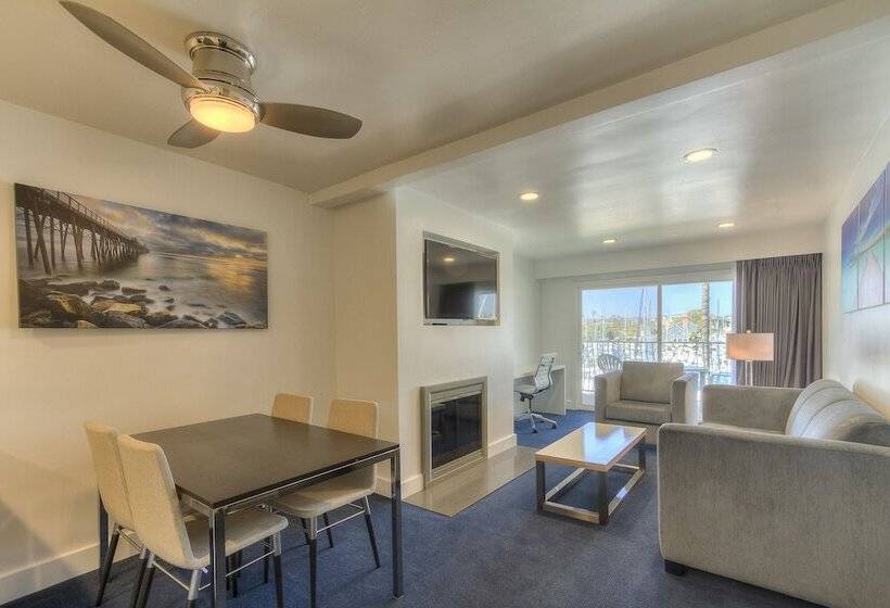 جناح بريميوم, Oceanside Marina Suites  A Waterfront