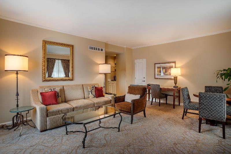 스위트 킹사이즈 침대, Omni Royal Orleans