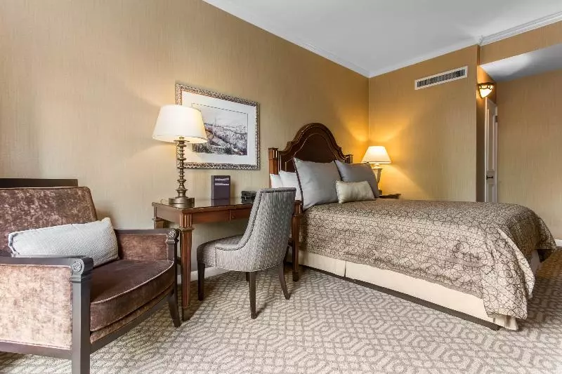 اتاق لوکس با بالکن, Omni Royal Orleans