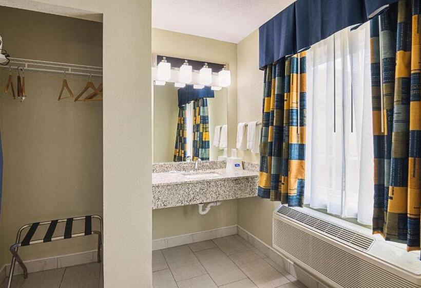 غرفة قياسية سرير كينج, Rodeway Inn And Suites