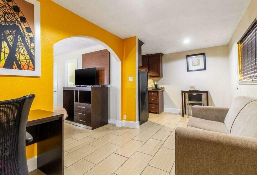 キングサイズベッドのスイートルーム, Rodeway Inn & Suites Houston Near Medical Center