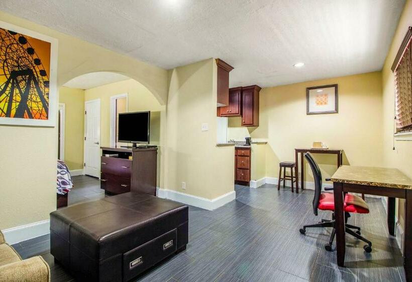 キングサイズベッドのスイートルーム, Rodeway Inn & Suites Houston Near Medical Center