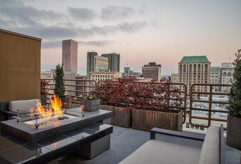 エクゼクティブルーム, Sentinel