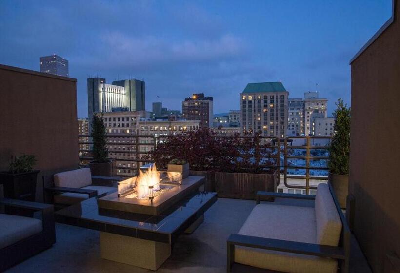 キングサイドベッドのスタンダードワンルーム, Sentinel