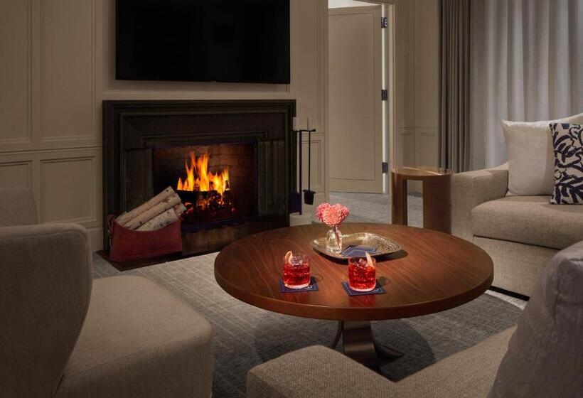 キングサイズベッドのデラックススイート, The Newbury Boston