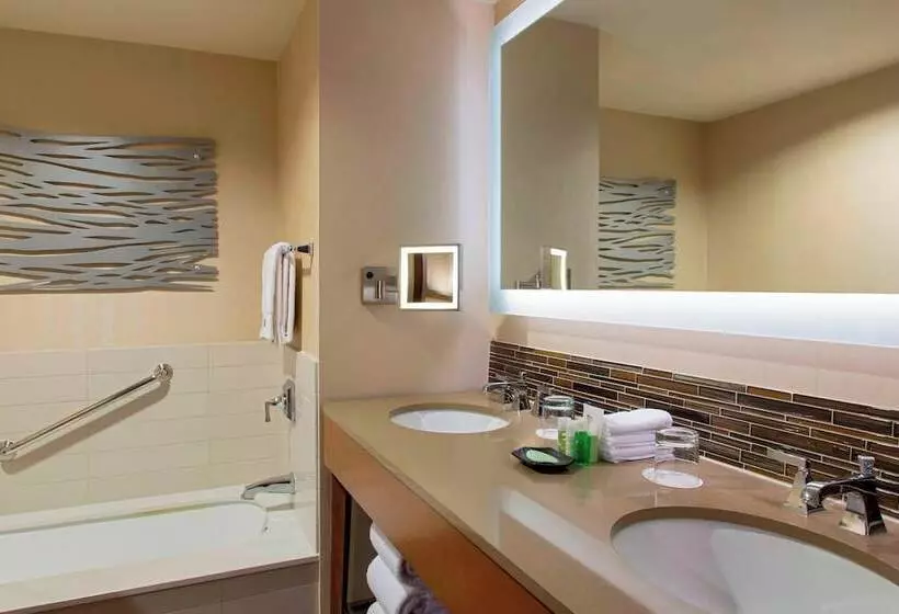 اتاق لوکس با چشم‌انداز استخر, The Westin La Paloma Resort & Spa