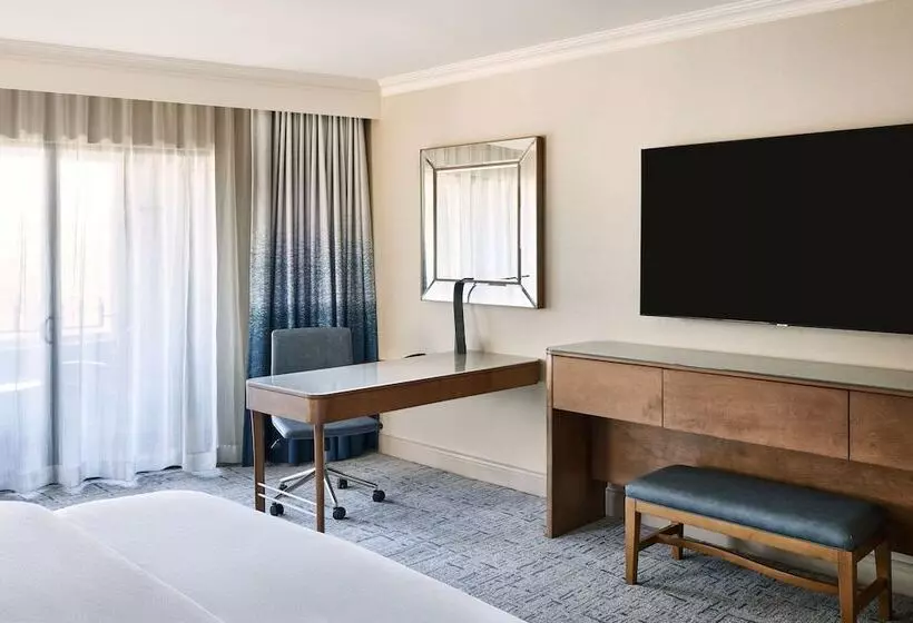 اتاق لوکس با چشم‌انداز استخر, The Westin La Paloma Resort & Spa