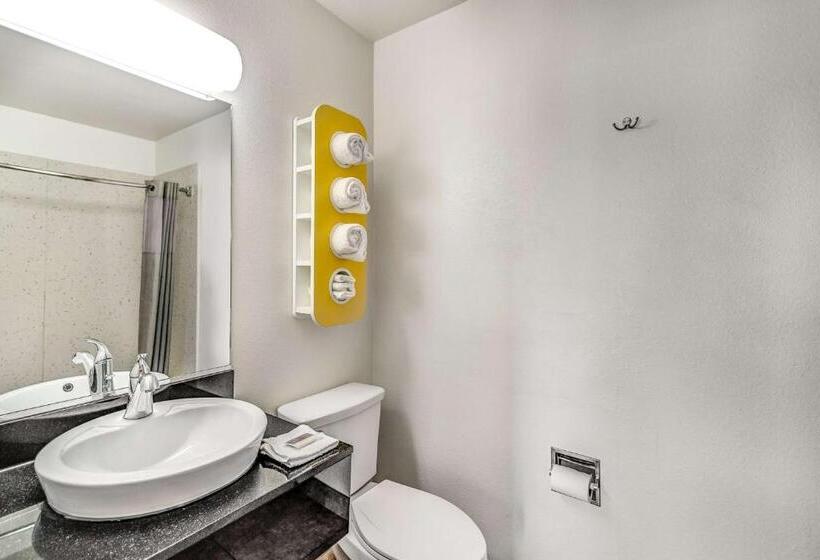 غرفة ديلوكس رباعية, Motel 6visalia, Ca