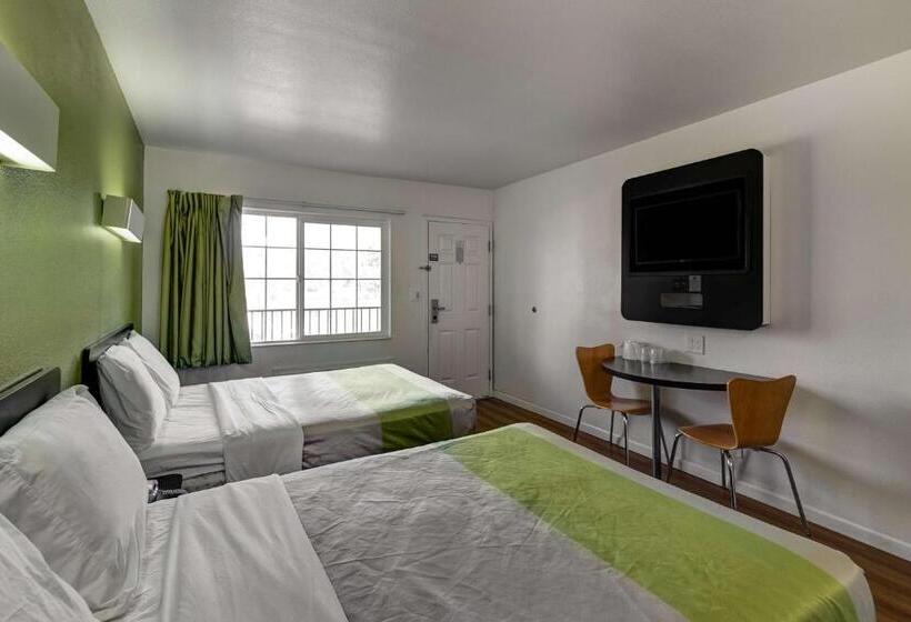 غرفة ديلوكس رباعية, Motel 6visalia, Ca